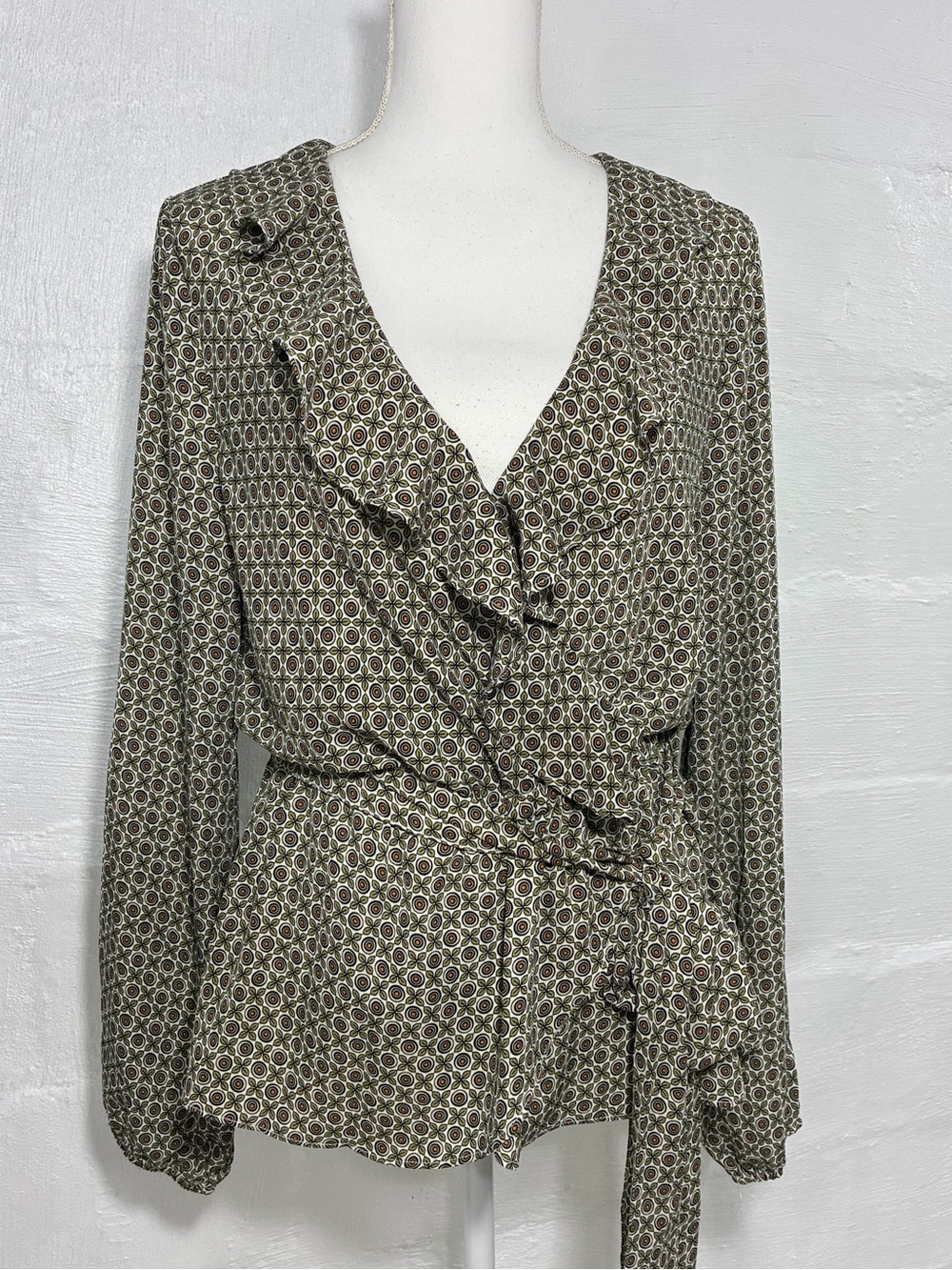 MAX STUDIO MEDALLION PRINT RUFFLE TOP - Picture 15 of 16